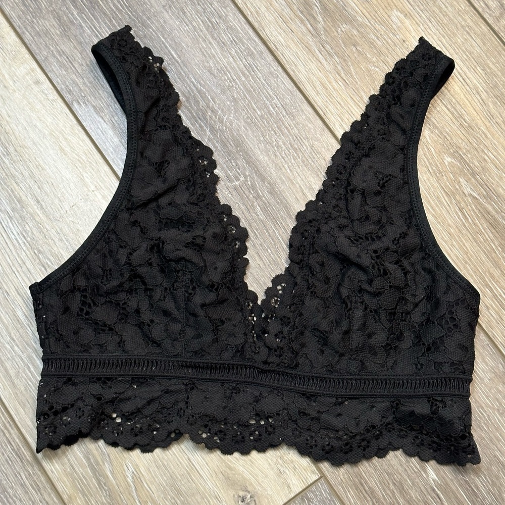 🛍️ Victoria’s Secret black lace bralette excellent.